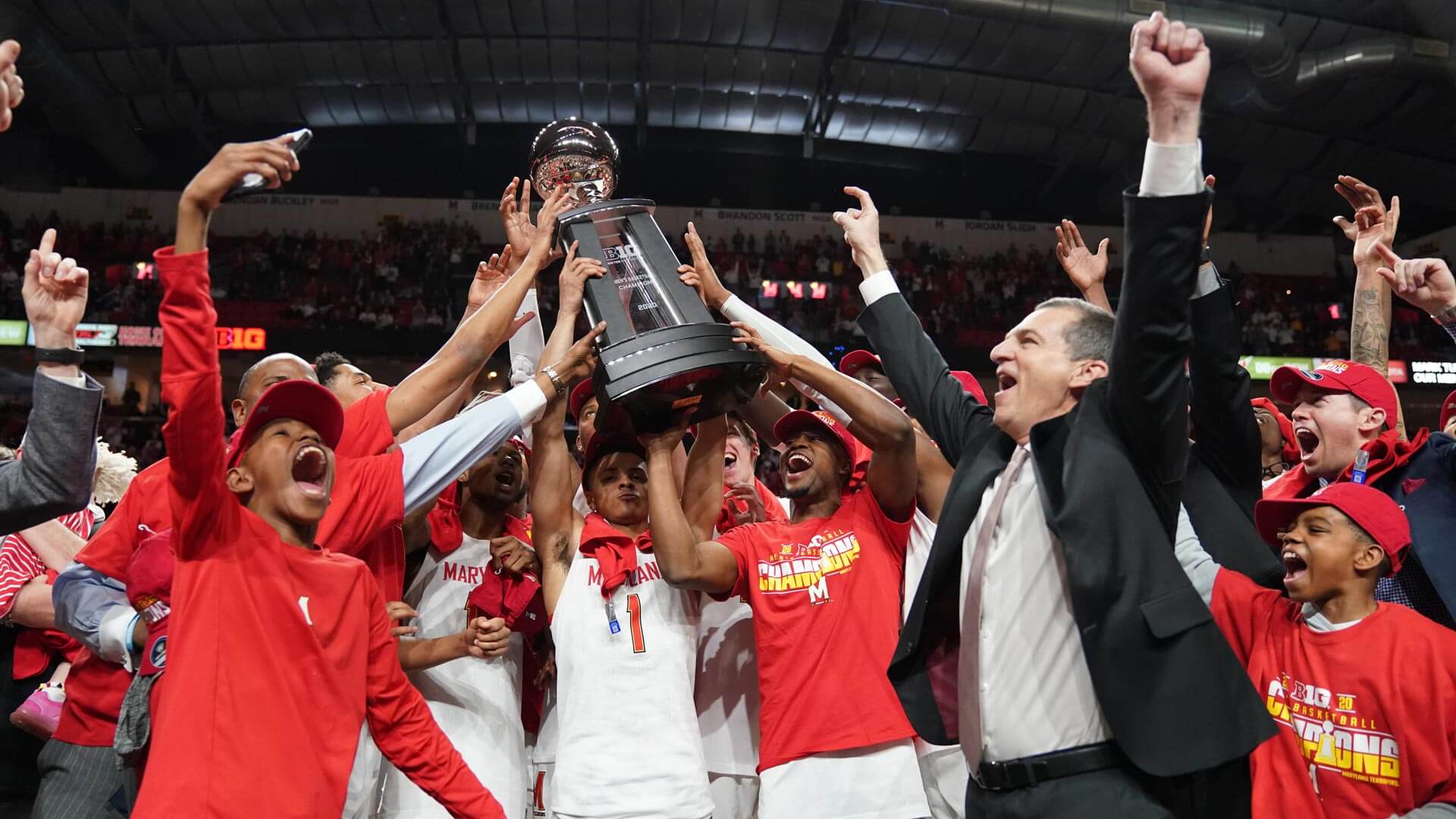 Maryland men's basketball team celebrates with Big Ten trophy